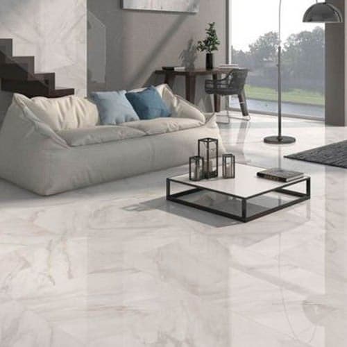 Una sala decorada con porcelanatos.